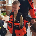Spotkanie z ratownikami medycznymi - chłopiec w kamizelce ratownika