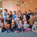 Dzień Dyni w grupie Tygryski- dzieci z papierowymi dyniami