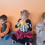 Dzień Dyni w grupie Tygryski- doświadczenia sensoryczne- zapach