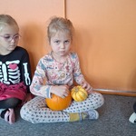 Dzień Dyni w grupie Tygryski- doświadczenia sensoryczne- dotyk