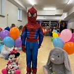Parada Postaci z Bajek- dziecko w stroju Spider- Man