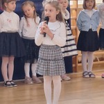 Narodowe Święto Niepodległości -dziewczynka z mikrofonem