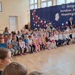 Narodowe Święto Niepodległości - dzieci na ławkach oglądają przedstawienie