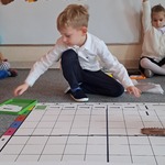 Międzynarodowy Dzień Jeża - chłopiec na dywanie z matą do kodowania