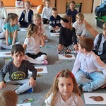 Międzynarodowy Dzień Jeża - dzieci na dywanie, zabawy z liczmanami