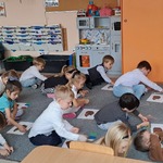 Międzynarodowy Dzień Jeża - dzieci na zywanie w trakcie zabaw matematycznych