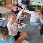 Międzynarodowy Dzień Jeża - dzieci na dywanie podczas zajęć matematycznych