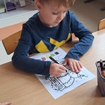 Międzynarodowy Dzień Jeża - chłopiec koloruje obrazek jeża