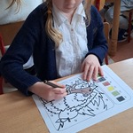 Międzynarodowy Dzień Jeża - dziewczynka koloruje obrazek jeża