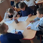 Międzynarodowy Dzień Jeża - dzieci przy stolikach