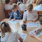Międzynarodowy Dzień Jeża - dzieci przy stolikach