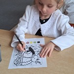 Międzynarodowy Dzień Jeża - dziewczynka koloruje obrazek
