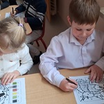 Międzynarodowy Dzień Jeża - dzieci kolorują przy stolikach