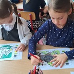 Międzynarodowy Dzień Jeża - dziewczynki kolorują obrazek jeża
