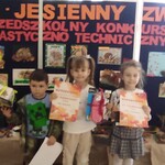 Jeż jesienny zwierz - dzieci z dyplomami