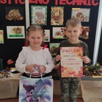 Jeż jesienny zwierz - dzieci z dyplomami