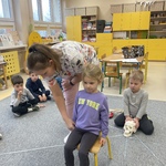 Spotkanie z fizjoterapeutą - fizjoterapeuta z dzieckiem na dywanie