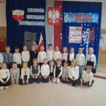 Patriotyczne Śpiewanie- dzieci na tle dekoracji