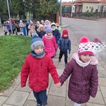 Patriotyczne Śpiewanie- dzieci w drodze na uroczystość