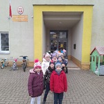 Patriotyczne Śpiewanie- dzieci przed PS nr 82 w Białymstoku