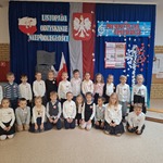 Patriotyczne Śpiewanie- dzieci na tle dekoracji