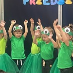 Pasowanie na przedszkolaka - dzieci na dywanie