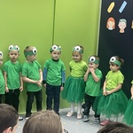 Pasowanie na przedszkolaka - dzieci na dywanie
