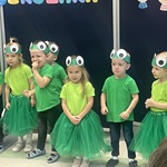 Pasowanie na przedszkolaka - dzieci na dywanie