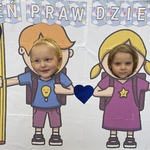 Międzynarodowy Dzień Praw Dziecka- grupa Słoneczka- dzieci w fotobudce