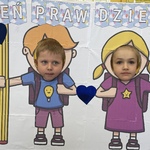 Międzynarodowy Dzień Praw Dziecka- grupa Słoneczka- dzieci w fotobudce