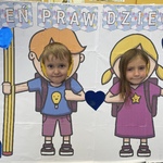 Międzynarodowy Dzień Praw Dziecka- grupa Słoneczka- dzieci w fotobudce