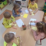Dzień Życzliwości- dzieci przy stoliku