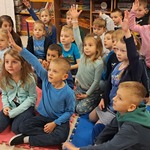 Spotkanie w bibiotece szkolnej - dzieci na dywanie