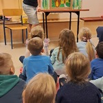 Spotkanie w bibiotece szkolnej - oglądanie bajki o misiu