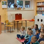 Spotkanie w bibiotece szkolnej - dzieci na dywanie