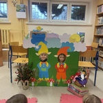 Spotkanie w bibiotece szkolnej - dzieci w fotobudce