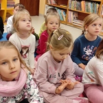 Spotkanie w bibiotece szkolnej - dzieci na dywanie