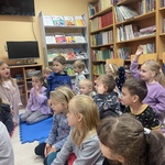 Spotkanie w bibiotece szkolnej - dzieci na dywanie