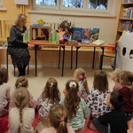 Spotkanie w bibiotece szkolnej - dzieci oglądają bajkę - teatrzyk