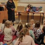 Spotkanie w bibiotece szkolnej - dzieci oglądają bajkę - teatrzyk