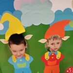 Spotkanie w bibiotece szkolnej - dzieci w fotobudce