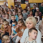 Dzień pluszowego misia - dzieci oglądają przedstawienie