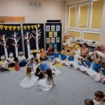 Dzień pluszowego misia - dzieci na dywanie - przedstawienie