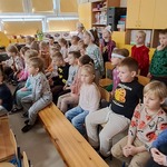 Dzień pluszowego misia - dzieci oglądają przedstawienie
