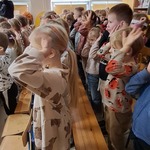 Dzień pluszowego misia - dzieci oglądają przedstawienie