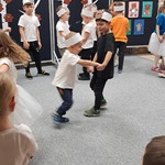 Dzień pluszowego misia - dzieci na dywanie - przedstawienie