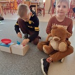 Dzień pluszowego misia - zabawy z misiami na dywanie