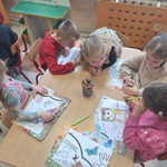 Międzynarodowy Dzień Osób Niepełnosprawnych- dzieci kolorują plakat