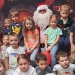 Fabryka Misia - dzieci na tle dekoracji świątecznej
