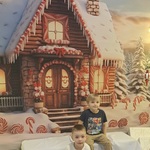 Fabryka Misia - dzieci na tle dekoracji świątecznej